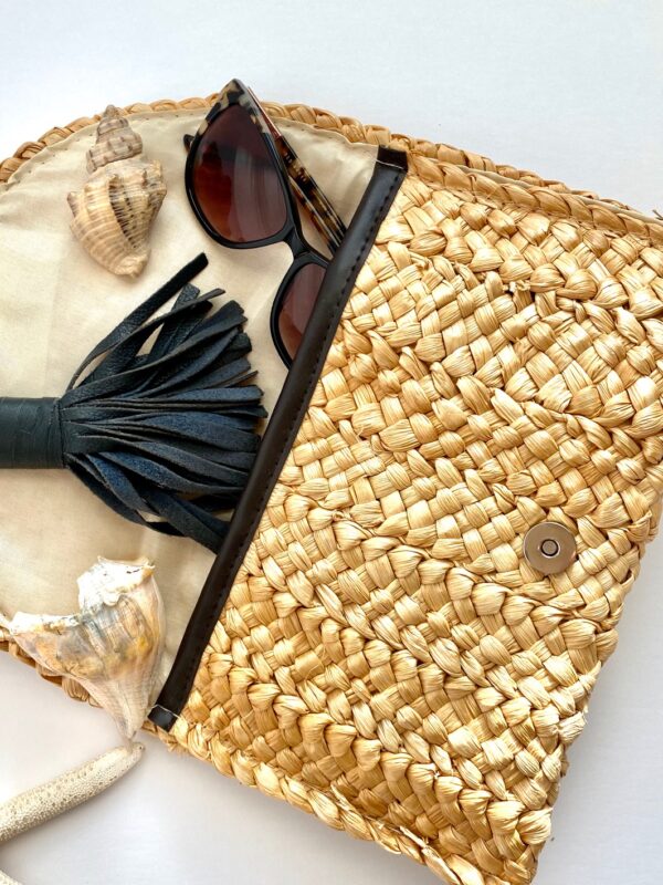 Sally Sells What Straw Clutch Open